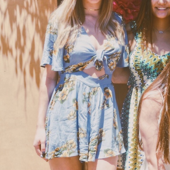 Blue Tropical Floral Romper - Picture 2 of 3